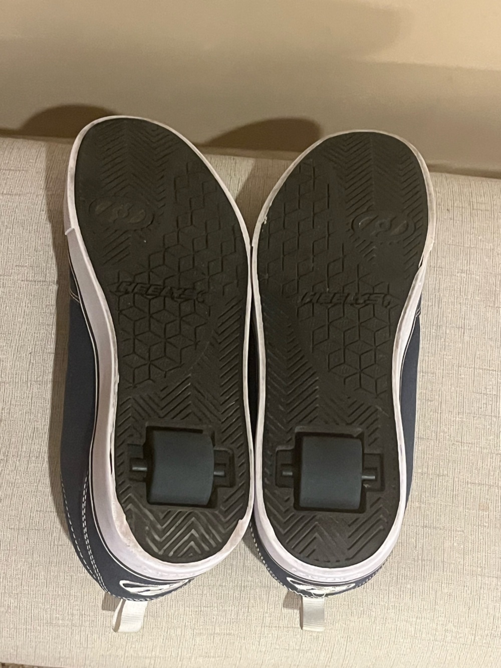 Heelys Men's Navy and White Low-Top Skate Sneakers, size 8 - Picture 2 of 6